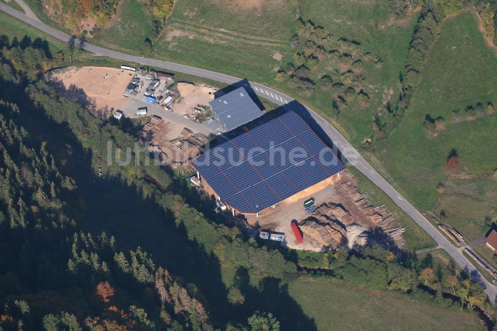 Luftbild Kleines Wiesental - Holzlager und überdachte Lagerstelle für Hackschnitzel im Ortsteil Niedertegernau in Kleines Wiesental im Bundesland Baden-Württemberg, Deutschland