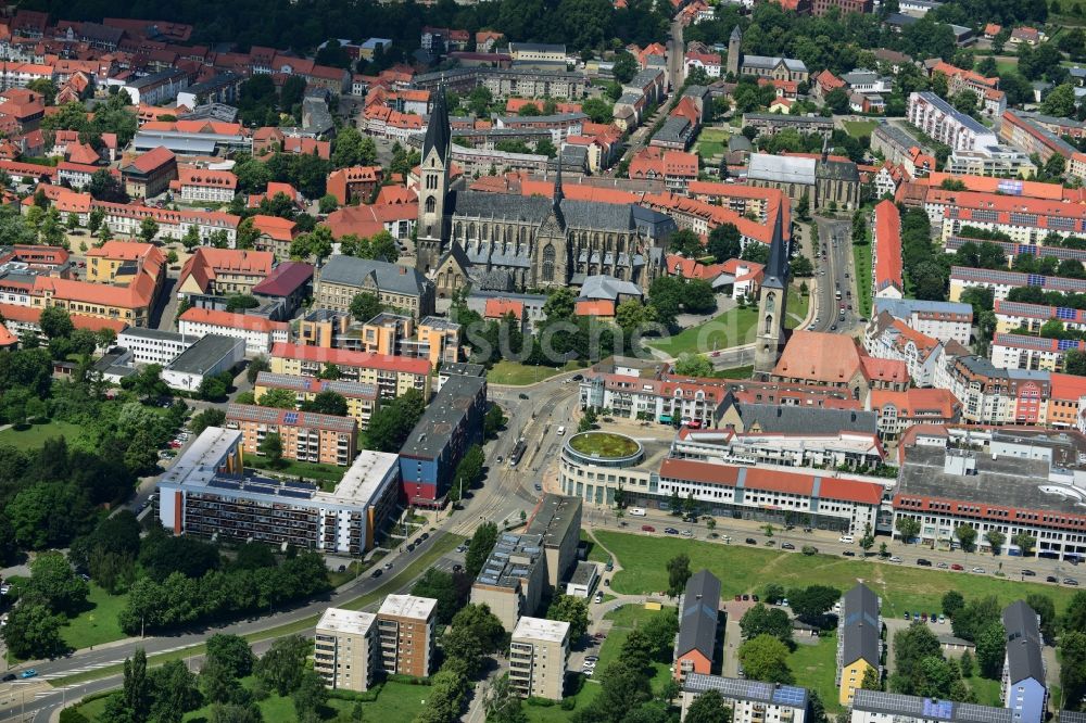 Halberstadt von oben - Holzmarkt im Innenstadt- Zentrum in Halberstadt im Bundesland Sachsen-Anhalt