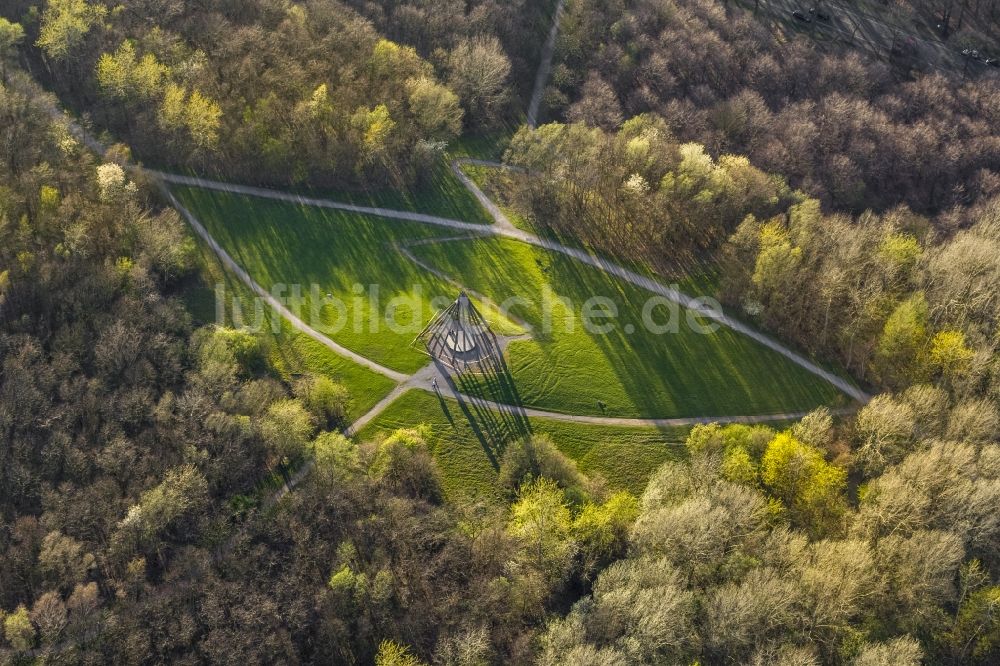 Bottrop von oben - Holzpyramide im Gesundheitspark in Bottrop im Bundesland Nordrhein-Westfalen