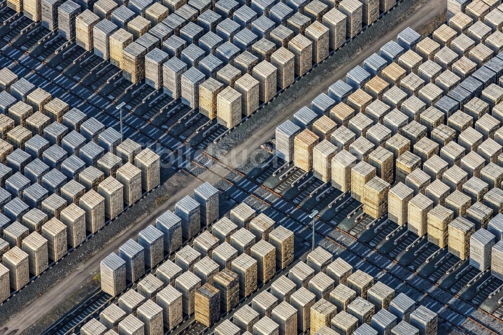 Luftbild Schwandorf - Holzstapel mit Eisenbahnschwellen im Schwellenwerk in Schwandorf im Bundesland Bayern