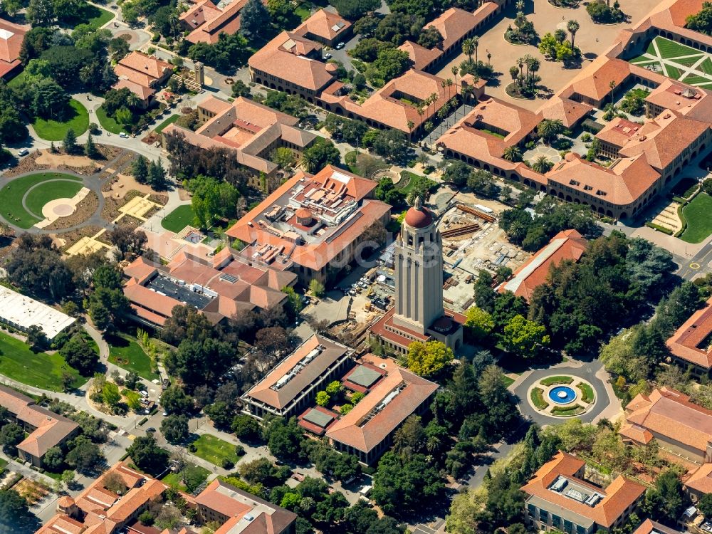 Stanford aus der Vogelperspektive: Hoover Tower und andere akademische Gebäude auf dem Campus- Gelände der Universität Stanford University (Leland Stanford Junior University) in Stanford in Kalifornien in den USA