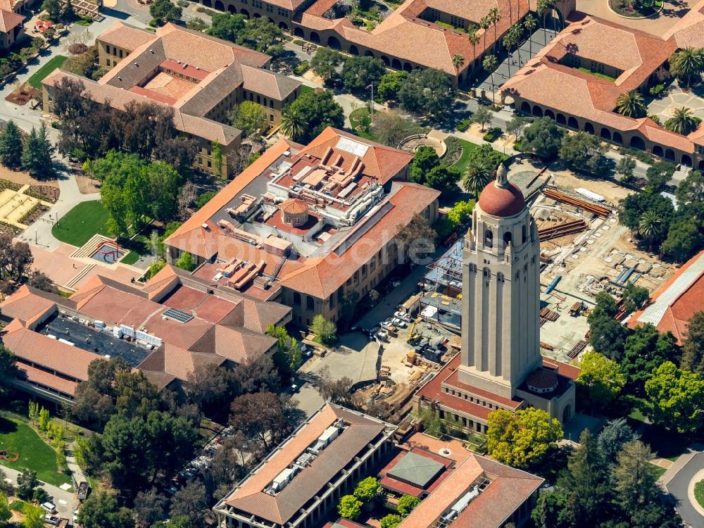 Luftbild Stanford - Hoover Tower und andere akademische Gebäude auf dem Campus- Gelände der Universität Stanford University (Leland Stanford Junior University) in Stanford in Kalifornien in den USA