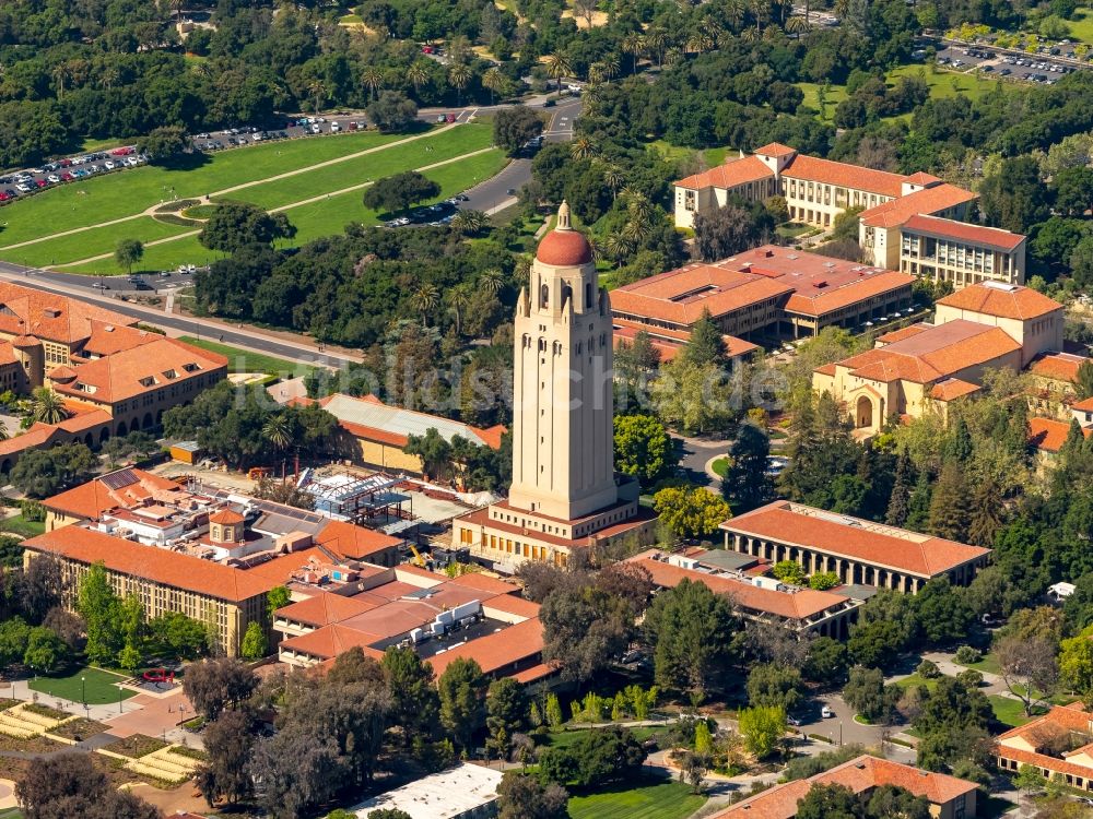 Luftbild Stanford - Hoover Tower und andere akademische Gebäude auf dem Campus- Gelände der Universität Stanford University (Leland Stanford Junior University) in Stanford in Kalifornien in den USA