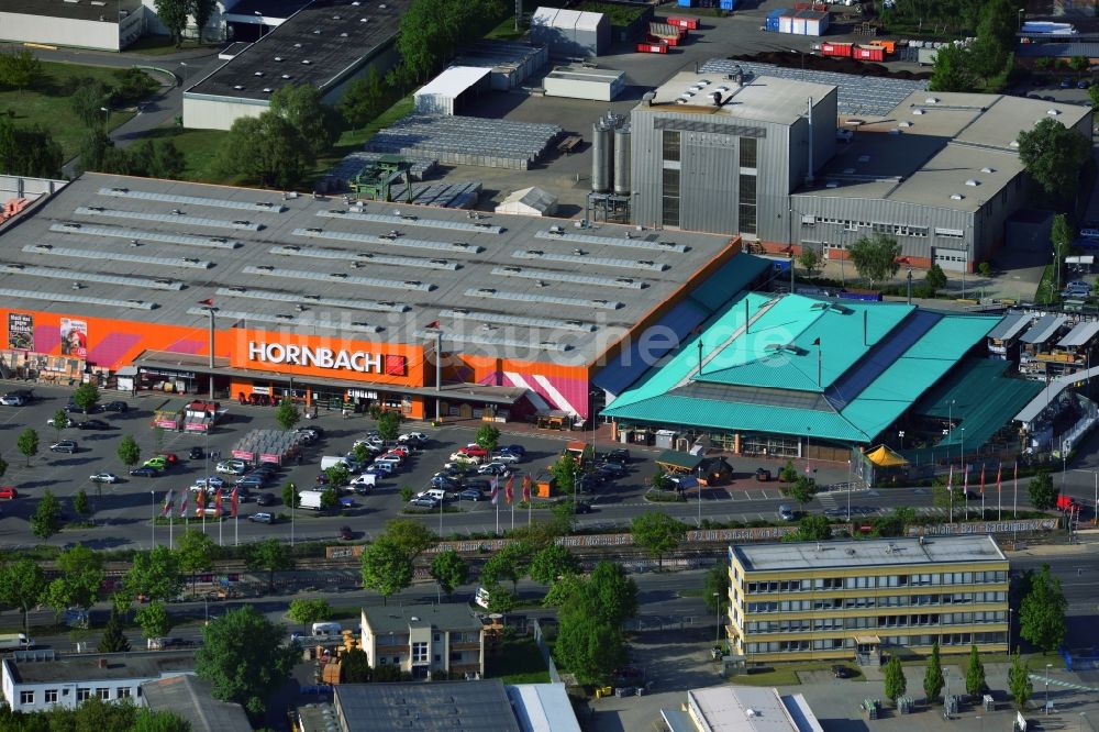 Berlin aus der Vogelperspektive: Hornbach Baumarkt Gradestraße im Stadtbezirk Neukölln von Berlin