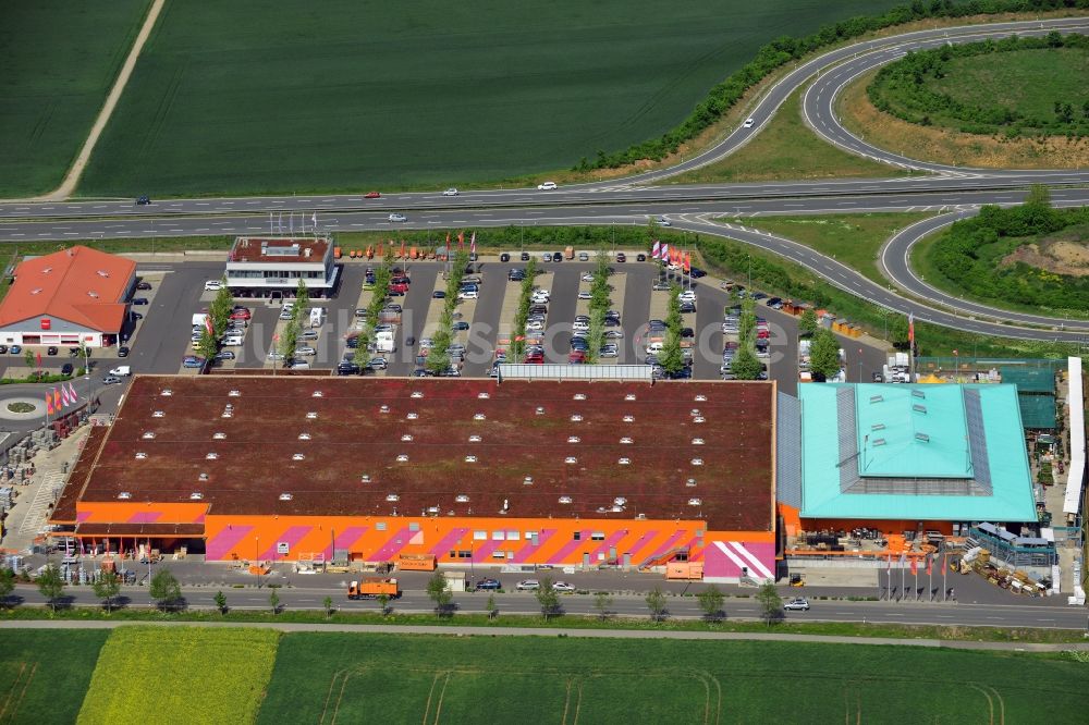 Würzburg von oben - Hornbach Filiale im Gewerbegebiet Fachmarktzentrum B19 in Würzburg im Bundesland Bayern