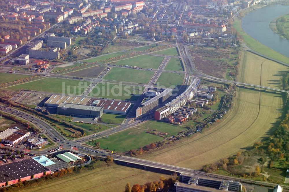 Dresden von oben - Hornbach mit Wohngebiet