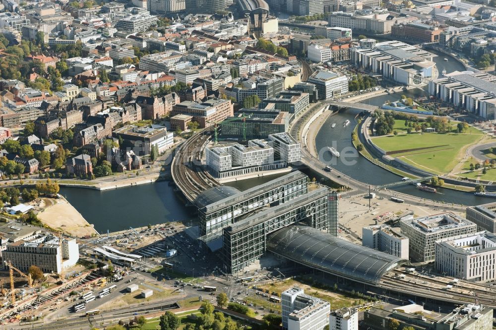 Berlin aus der Vogelperspektive: Hotel- Büro- und Geschäftshaus- Neubau - Projekte am Berliner Hauptbahnhof in Berlin Moabit