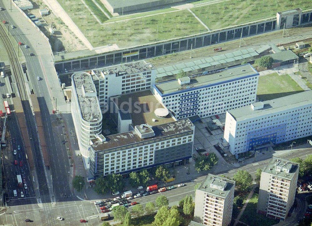 Berlin - Friedrichshain von oben - Hotel- und Büro- Geschäftshauskomplex an der Landsberger Allee / Ecke Storkower Straße in Berlin - Friedrichshain.