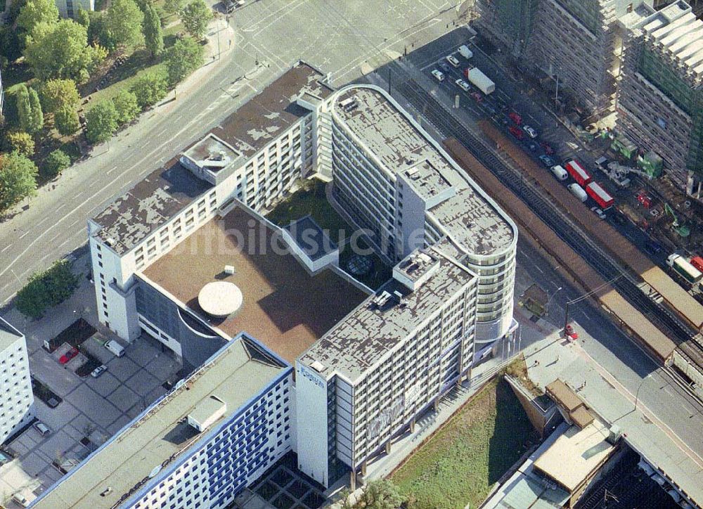 Berlin - Friedrichshain von oben - Hotel- und Büro- Geschäftshauskomplex an der Landsberger Allee / Ecke Storkower Straße in Berlin - Friedrichshain.