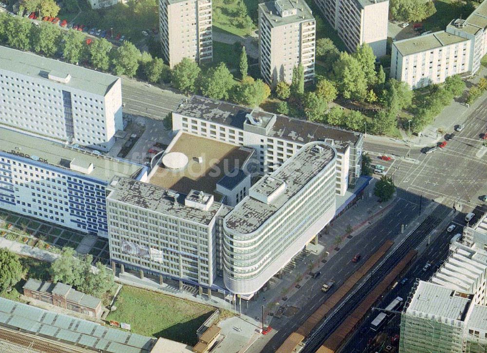 Berlin - Friedrichshain aus der Vogelperspektive: Hotel- und Büro- Geschäftshauskomplex an der Landsberger Allee / Ecke Storkower Straße in Berlin - Friedrichshain.