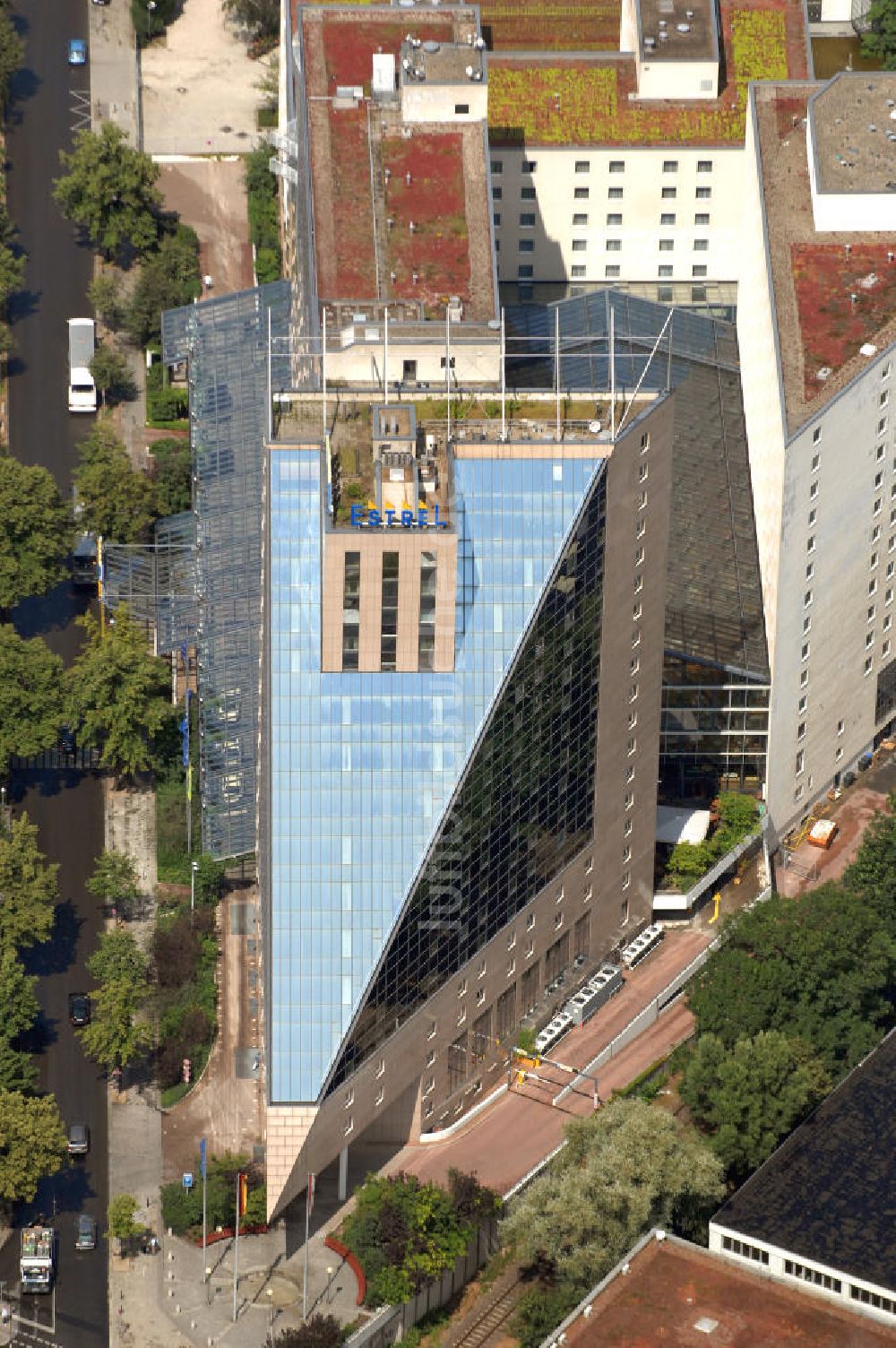 Berlin von oben - Hotel Estrel in Neukölln