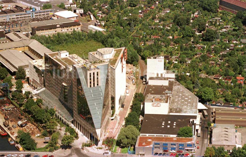 Berlin aus der Vogelperspektive: Hotel Estrel in der Sonnenallee 32 in Neuköln