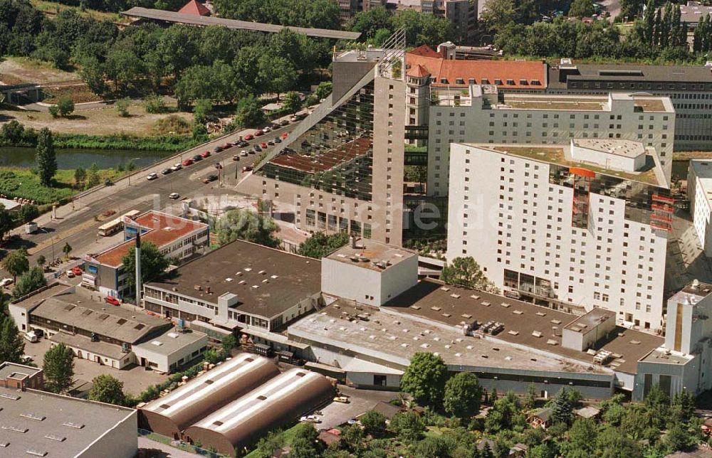 Berlin aus der Vogelperspektive: Hotel Estrel in der Sonnenallee 32 in Neuköln