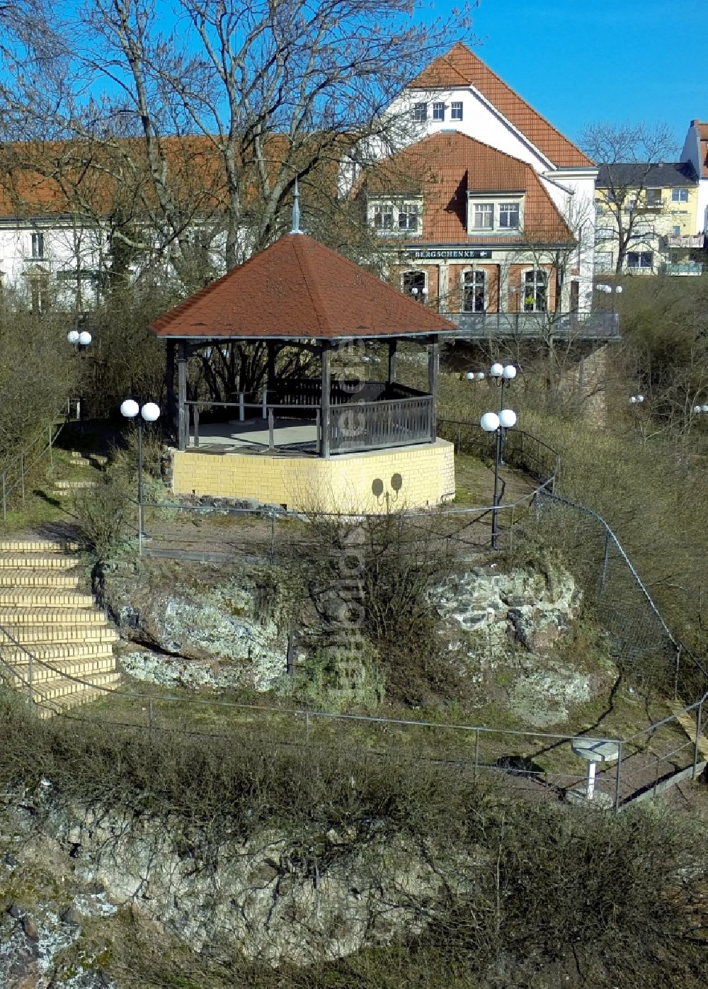 Halle / Saale aus der Vogelperspektive: Hotel und Gaststätte Bergschänke der Ufer der Saale im Stadtteil Kröllwitz in Halle (Saale) im Bundesland Sachsen-Anhalt