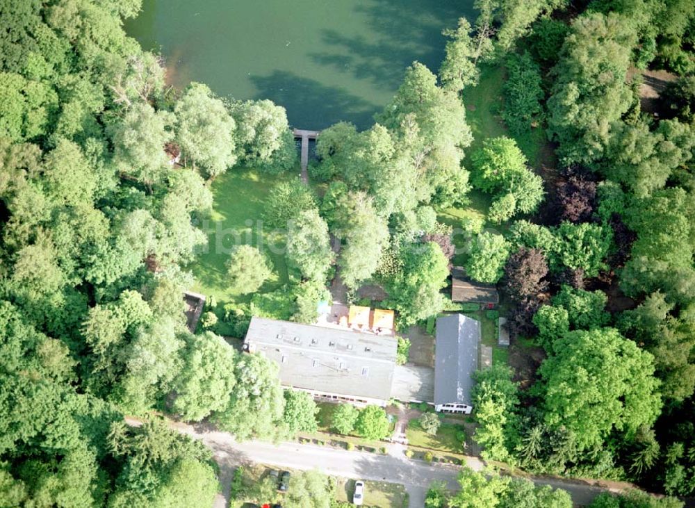 Spitzmühle bei Strausberg von oben - Hotel- und Gaststättenkomplex Spitzmühle am Bötzsee bei Strausberg.