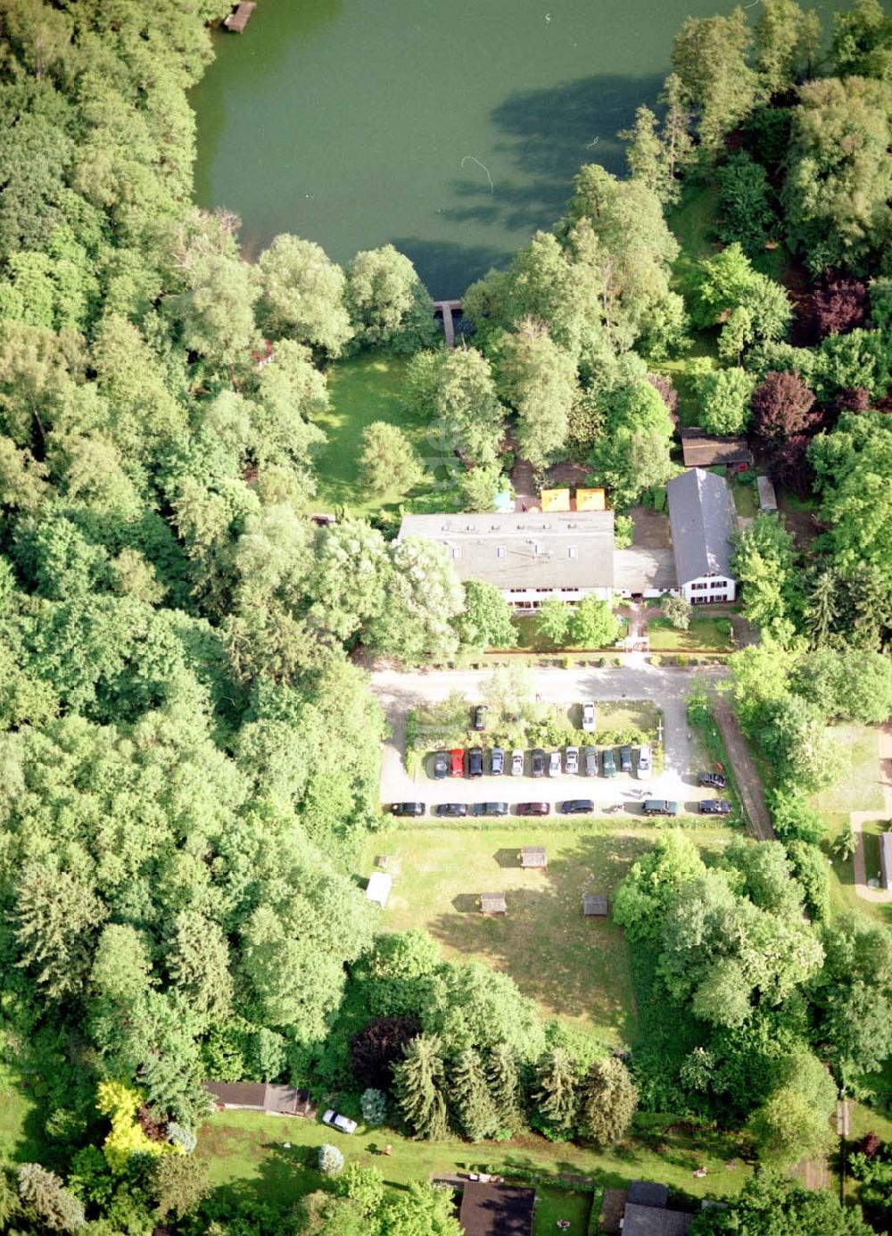 Spitzmühle bei Strausberg von oben - Hotel- und Gaststättenkomplex Spitzmühle am Bötzsee bei Strausberg.