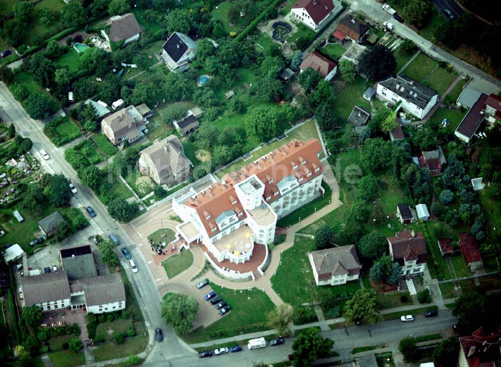 Berlin - Biesdorf aus der Vogelperspektive: Hotel- und Gaststättenneubau am S- Bahnhof Biesdorf.