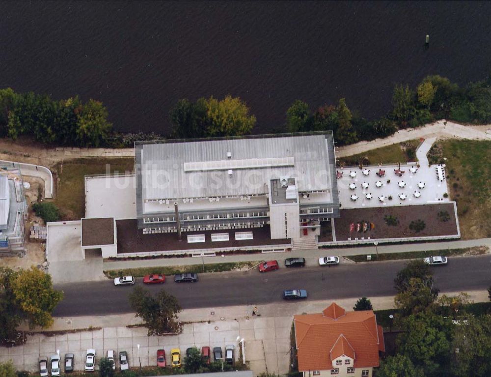 Potsdam - Drewitz aus der Vogelperspektive: Hotel am Griebnitzsee am S-Bahnhof Griebnitzsee in Potsdam - Babelsberg