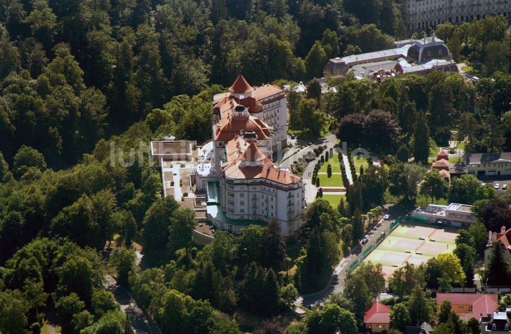 Karlsbad von oben - Hotel Imperial in Karlsbad ( Karlovy Vary ) in Tschechien