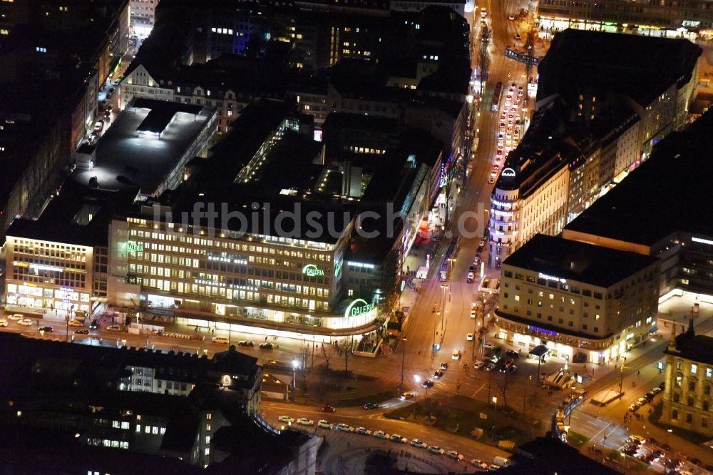 München von oben - Hotel Königshof und Galeria Kaufhof am Platz- Ensemble Karlsplatz Stachus im Innenstadt- Zentrum in München im Bundesland Bayern