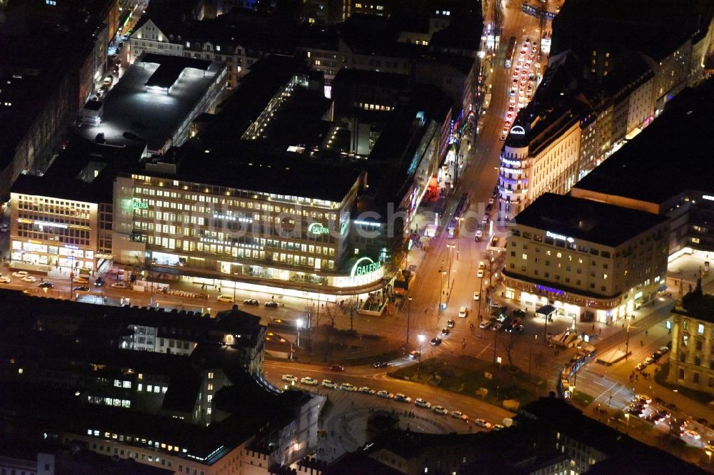 München aus der Vogelperspektive: Hotel Königshof und Galeria Kaufhof am Platz- Ensemble Karlsplatz Stachus im Innenstadt- Zentrum in München im Bundesland Bayern