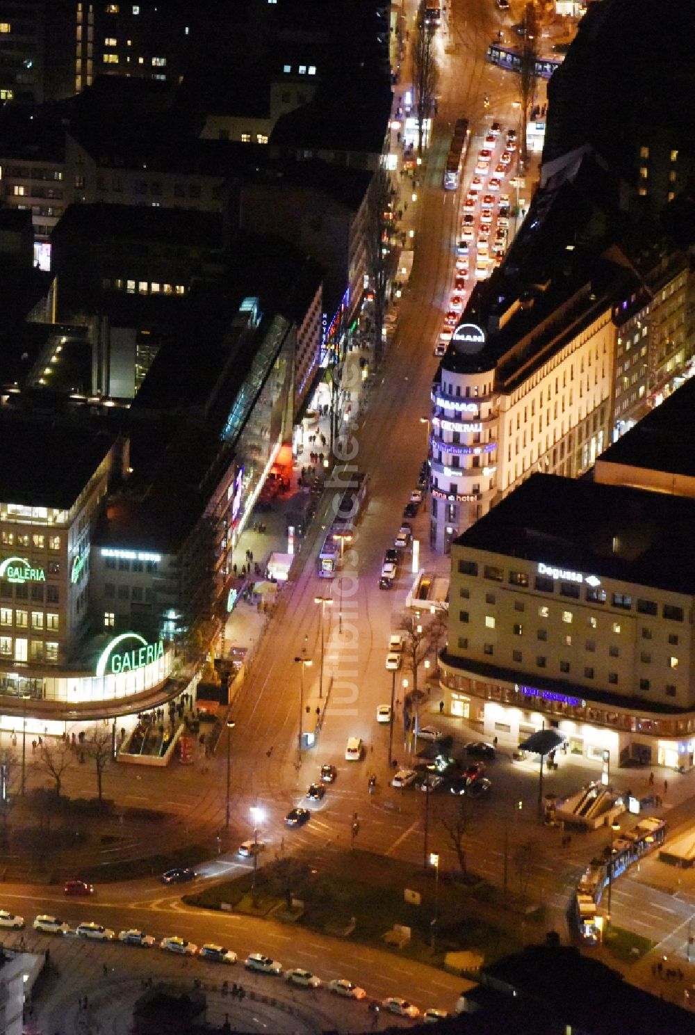 Luftbild München - Hotel Königshof und Galeria Kaufhof am Platz- Ensemble Karlsplatz Stachus im Innenstadt- Zentrum in München im Bundesland Bayern