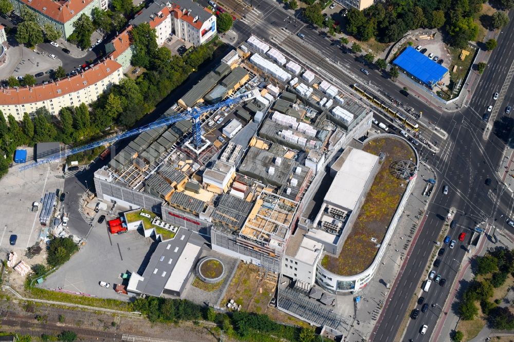 Berlin aus der Vogelperspektive: Hotel - Neubau auf dem Einkaufs- Zentrum Ring Center 2 Am Containerbahnhof im Ortsteil Lichtenberg in Berlin, Deutschland