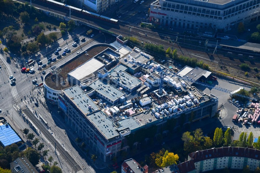 Luftaufnahme Berlin - Hotel - Neubau auf dem Einkaufs- Zentrum Ring Center 2 Am Containerbahnhof im Ortsteil Lichtenberg in Berlin, Deutschland