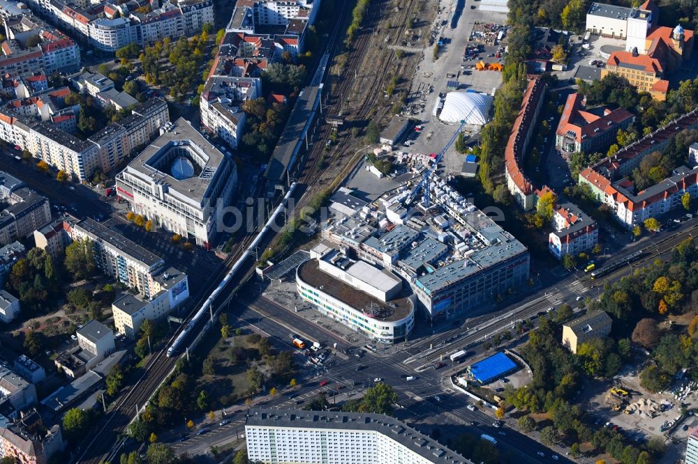 Luftaufnahme Berlin - Hotel - Neubau auf dem Einkaufs- Zentrum Ring Center 2 Am Containerbahnhof im Ortsteil Lichtenberg in Berlin, Deutschland