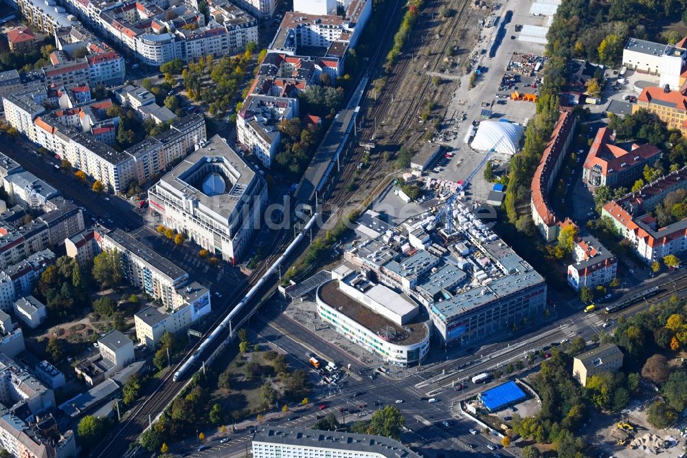 Berlin aus der Vogelperspektive: Hotel - Neubau auf dem Einkaufs- Zentrum Ring Center 2 Am Containerbahnhof im Ortsteil Lichtenberg in Berlin, Deutschland