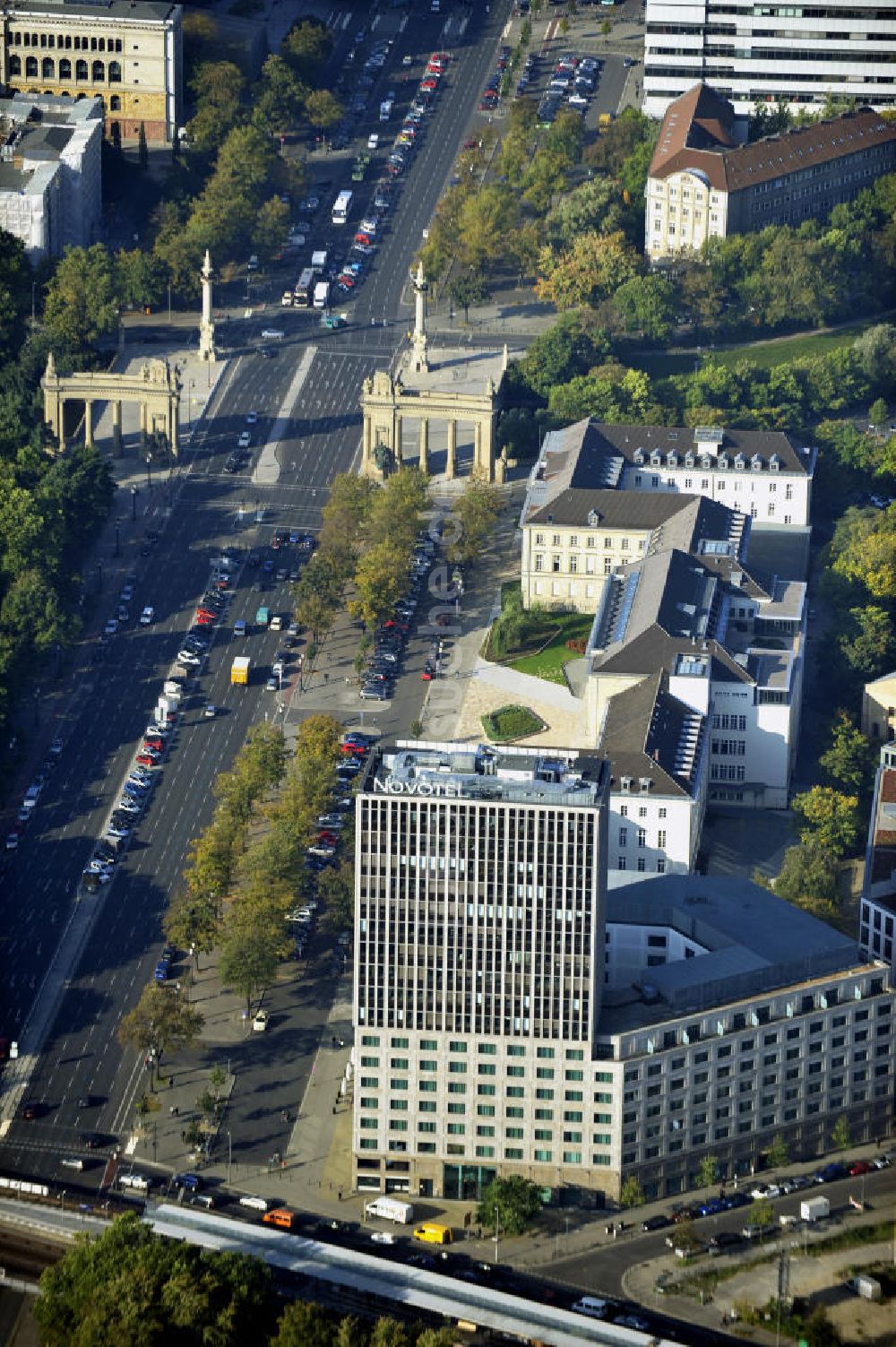 Luftbild Berlin - Hotel Novotel und das Ernst-Reuter-Haus an der Straße des 17. Juni in Berlin