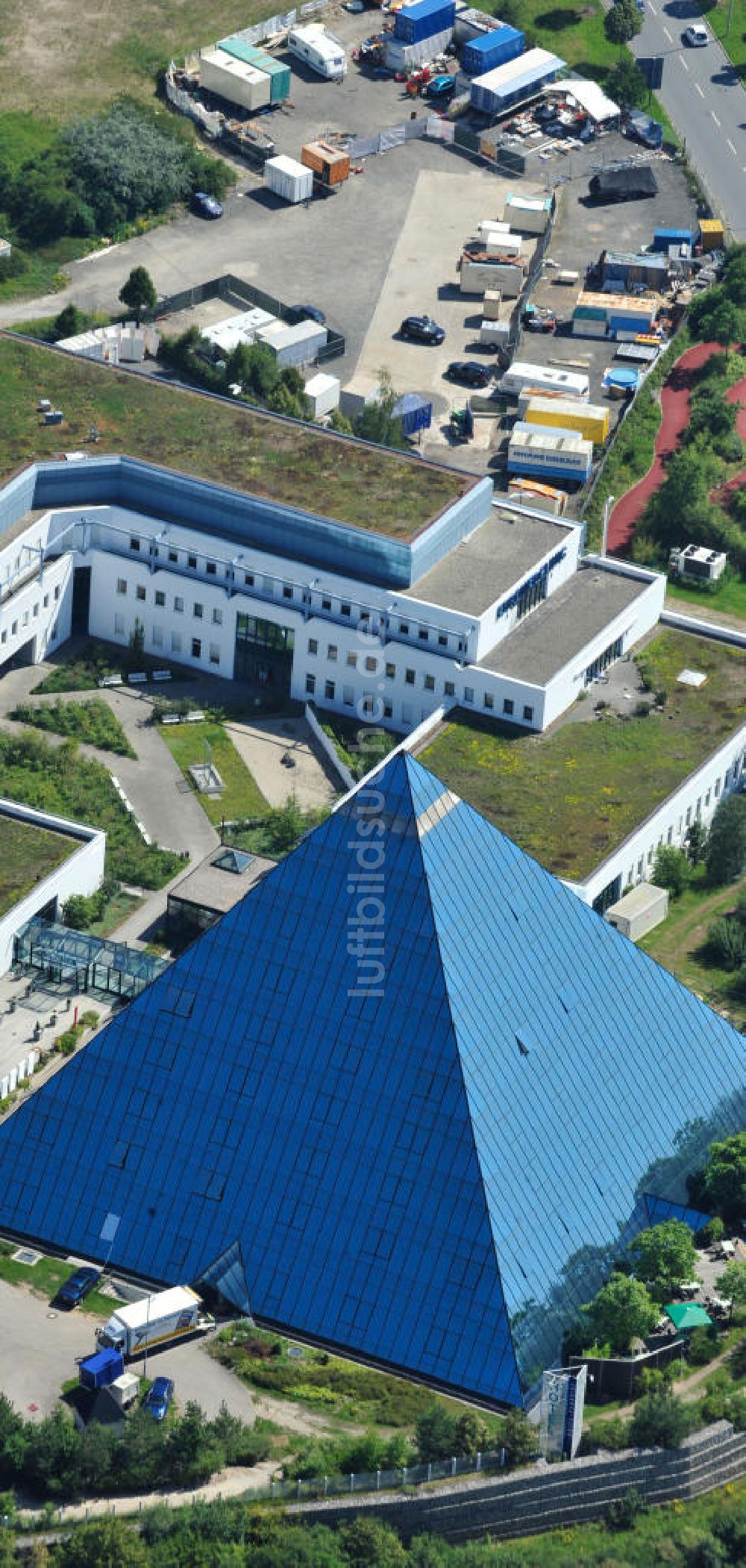 Fürth von oben - Hotel- Pyramide und EuromedClinic im bayerischen Fürth