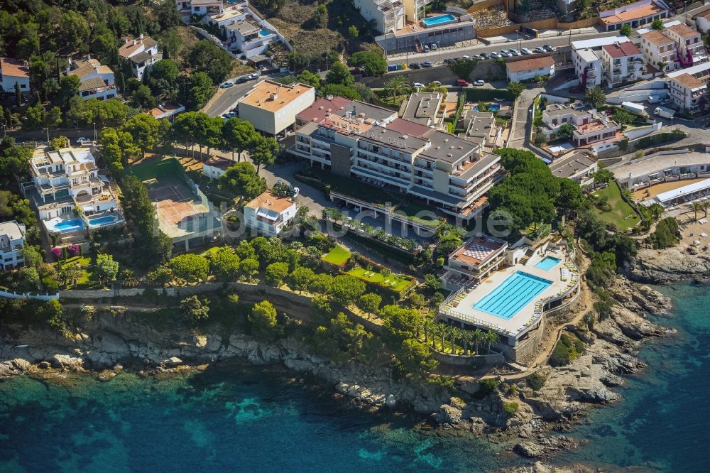 Luftbild Roses - Hotel und Restaurant an den Klippen des Küstenbereich an der Avinguda de Díaz Pacheco in Roses am Mittelmeer in Spanien