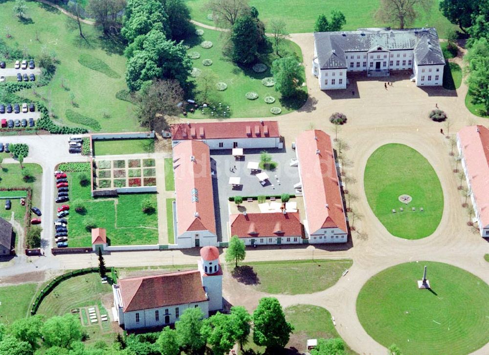 Luftaufnahme Neuhardenberg (ehem. Marxwalde) / Brandenburg - Hotel Schloss Neuhardenberg Inmitten eines von Peter Joseph Lenné und Hermann Fürst von Pückler-Muskau gestalteten Landschaftparks gelegen, bietet Hotel Schloss Neuhardenberg Komfort und Ruhe