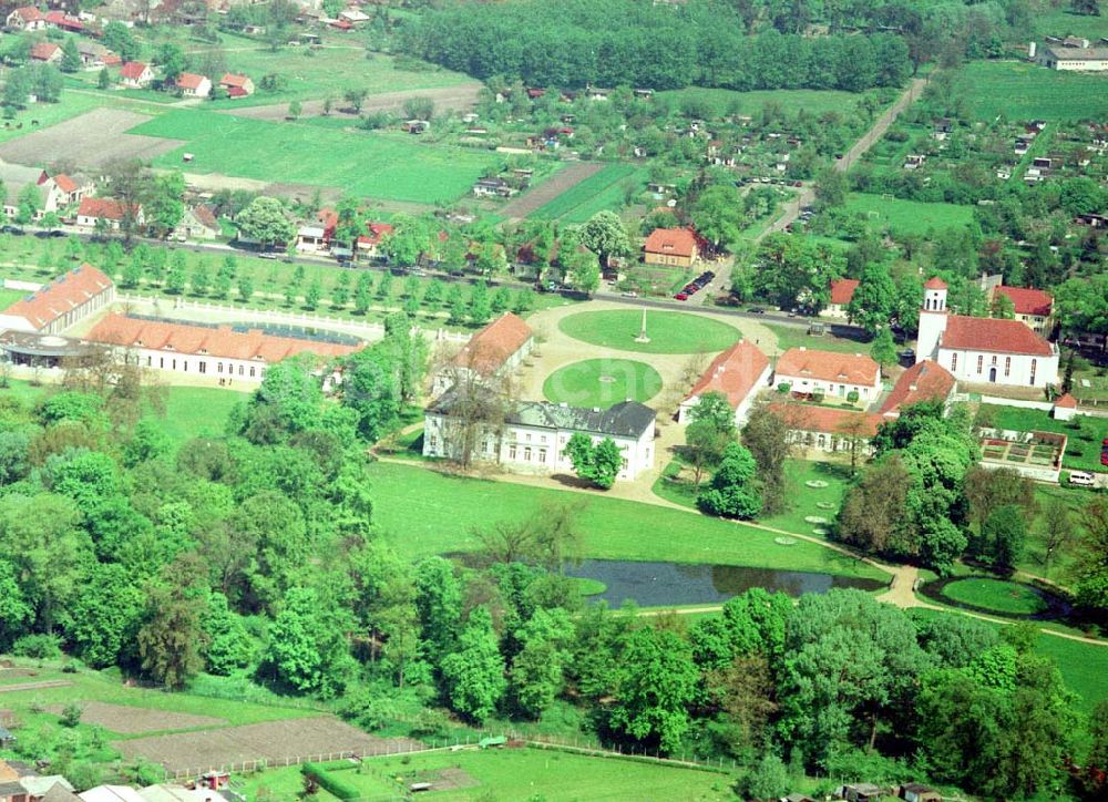 Neuhardenberg (ehem. Marxwalde) / Brandenburg von oben - Hotel Schloss Neuhardenberg am Tage der Wiedereröffnung nach umfangreichen Restaurations- und Sanierungsarbeiten