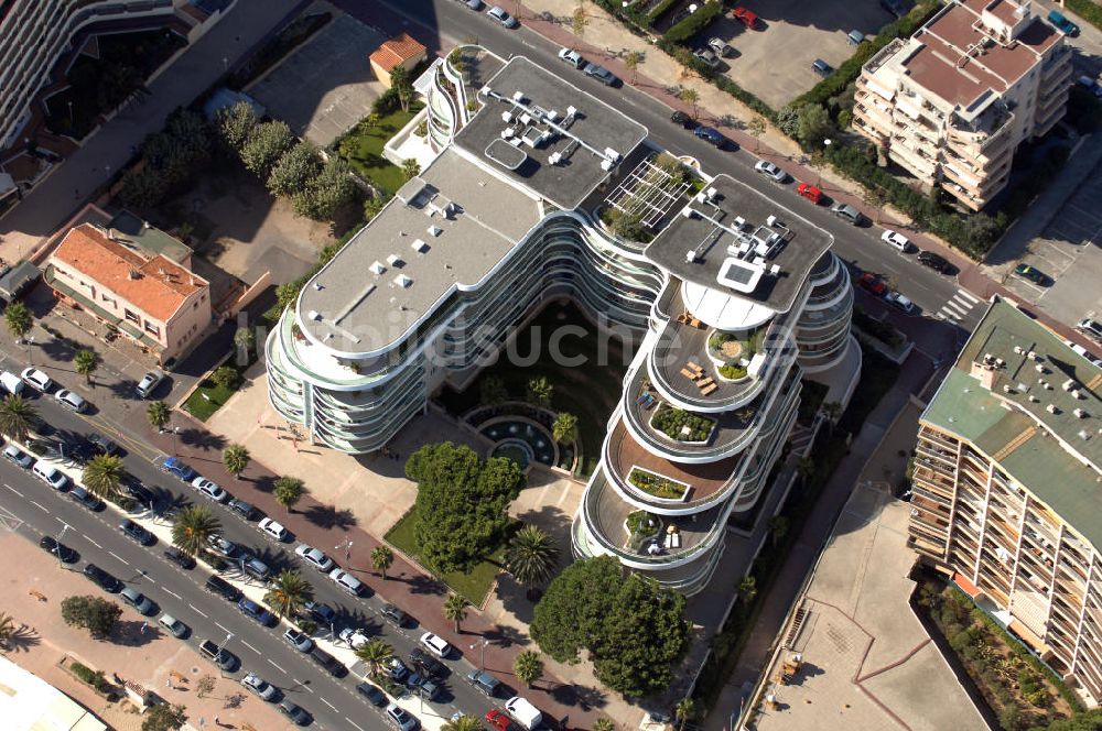 Luftbild Fréjus - Hotel am Strand von Fréjus an der Cote d'Azur in Frankreich