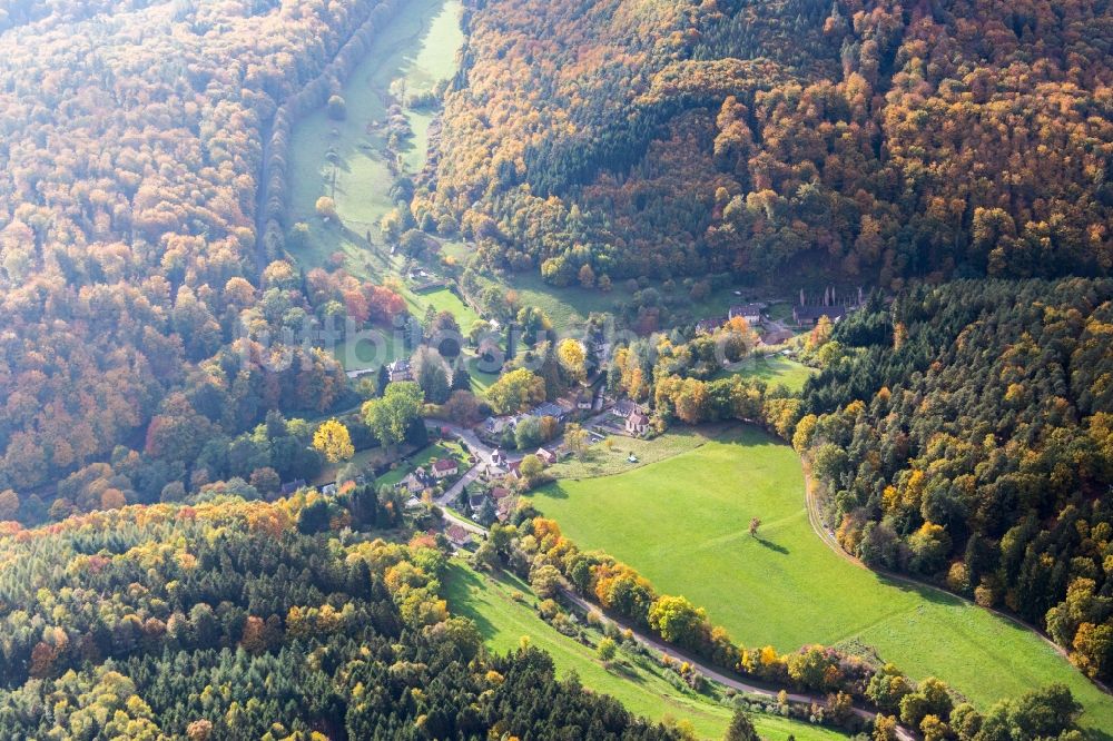 Windstein von oben - Hotelanlage der Domaine Jaegerthal in einem grünen Tal im Ortsteil Jaegerthal in Windstein in Grand Est, Frankreich