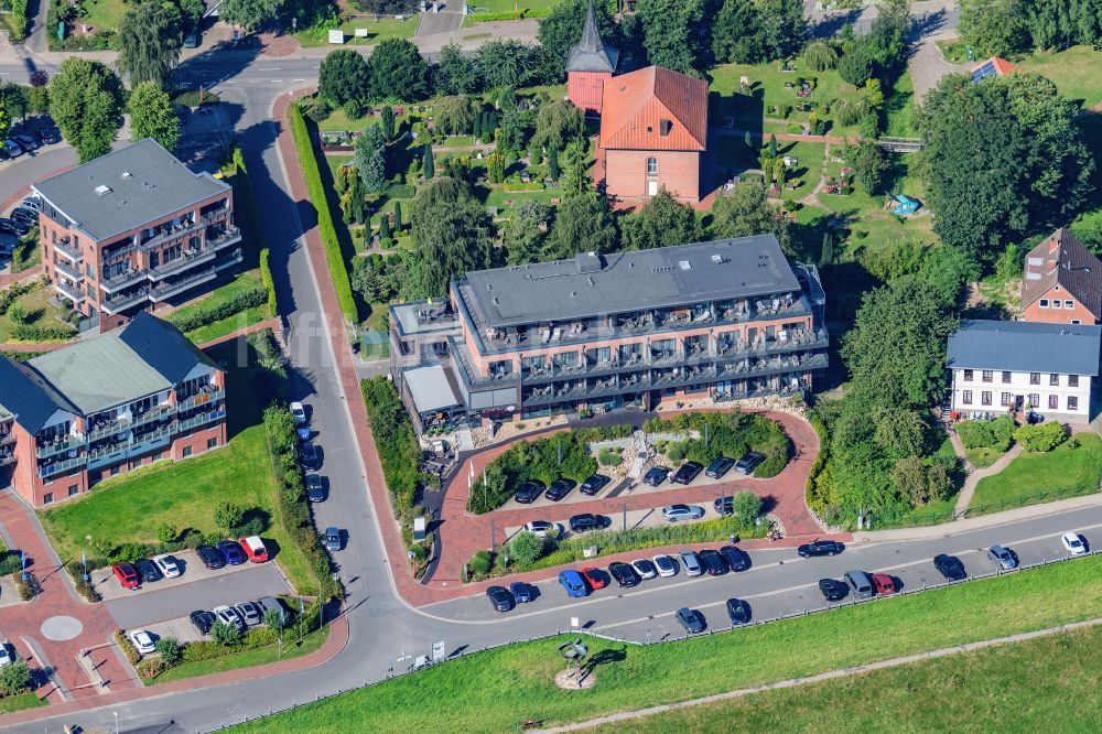 Drochtersen von oben - Hotelanlage Elbstrand Resort Krautsand in Krautsand im Bundesland Niedersachsen, Deutschland