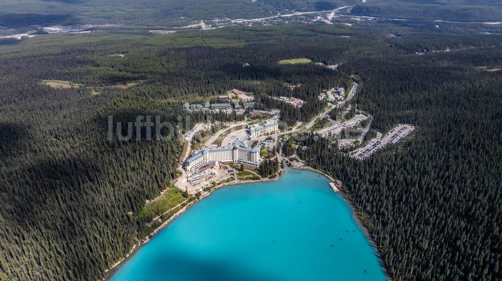 Luftaufnahme Lake Louise - Hotelanlage Fairmont Chateau Lake Louise in Lake Louise in Alberta, Kanada