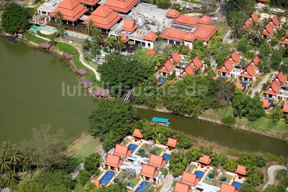 Luftaufnahme Choeng Thale - Hotelanlage und Golfplatz bei Choeng Thale auf der Insel Phuket in Thailand