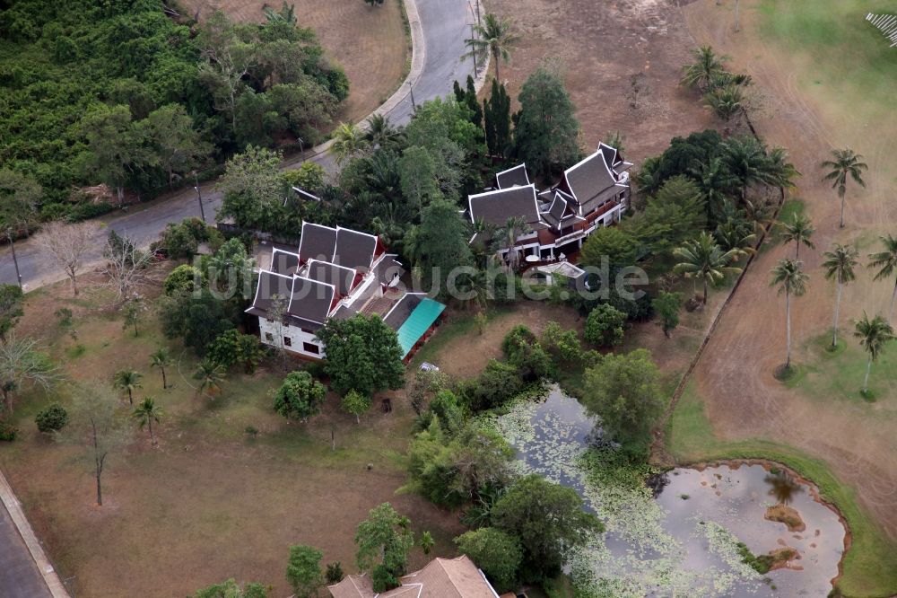 Choeng Thale aus der Vogelperspektive: Hotelanlage und Golfplatz bei Choeng Thale auf der Insel Phuket in Thailand