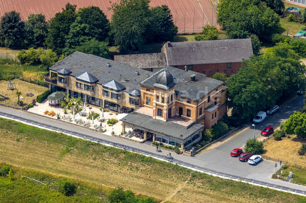 Wesel von oben - Hotelanlage Hotel-Restaurant Wacht am Rhein in Büderich im Bundesland Nordrhein-Westfalen, Deutschland