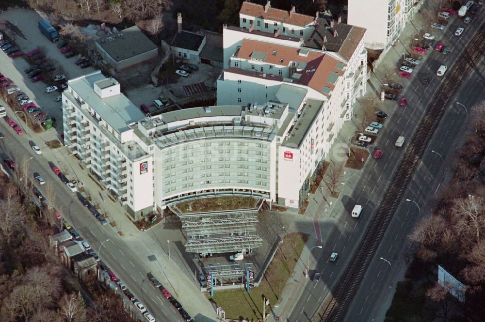 Berlin aus der Vogelperspektive: Hotelanlage IBIS im Ortsteil Prenzlauer Berg in Berlin, Deutschland