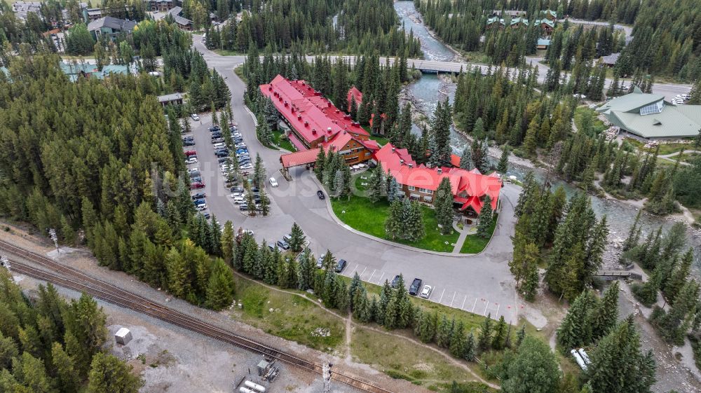 Luftbild Lake Louise - Hotelanlage Post Hotel & Spa in Canadian Rocky Mountains in Lake Louise in Alberta, Kanada