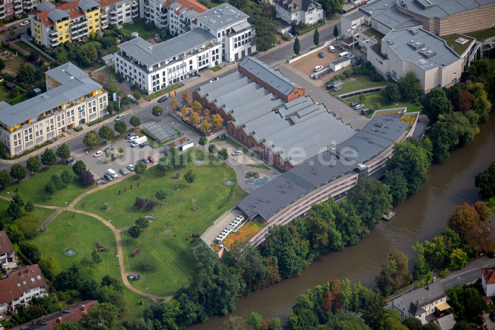 Bamberg von oben - Hotelanlage des Welcome Kongresshotel Bamberg am Ufer des Linken Regnitzarm in Bamberg im Bundesland Bayern, Deutschland