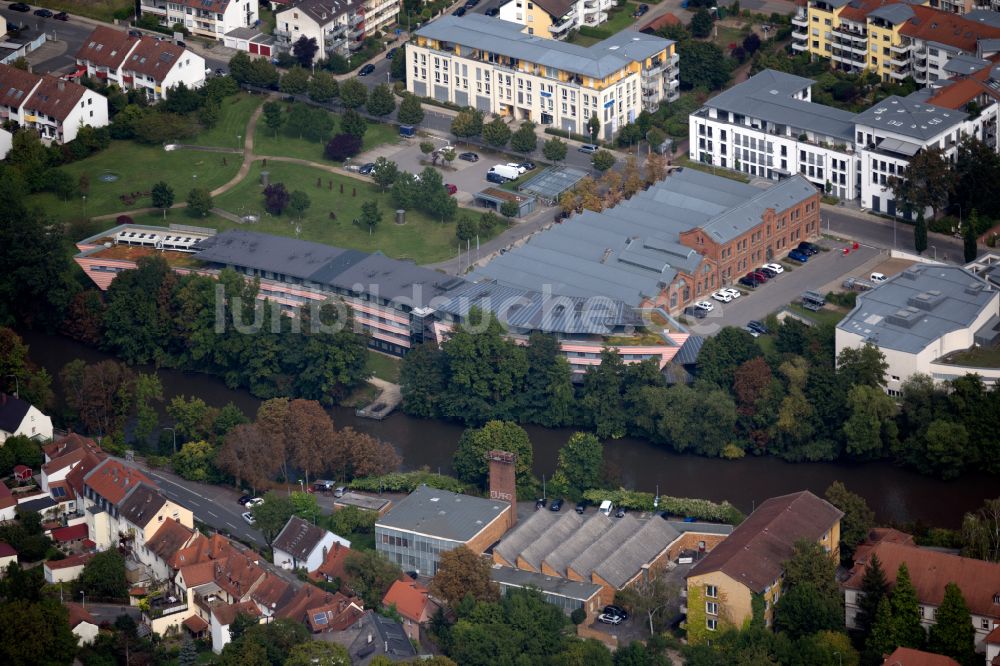 Luftaufnahme Bamberg - Hotelanlage des Welcome Kongresshotel Bamberg am Ufer des Linken Regnitzarm in Bamberg im Bundesland Bayern, Deutschland