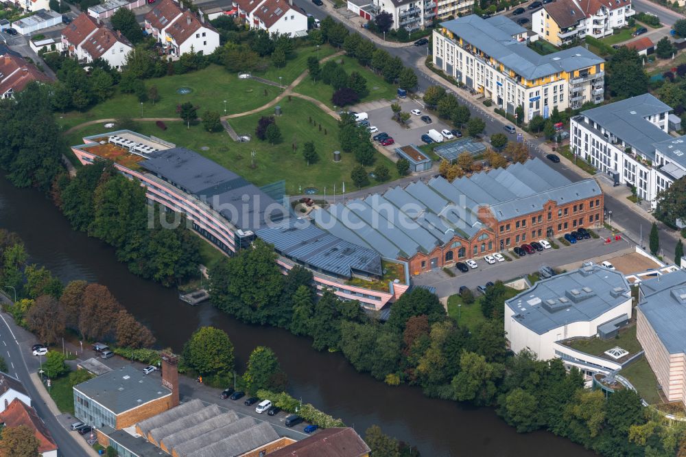 Bamberg aus der Vogelperspektive: Hotelanlage des Welcome Kongresshotel Bamberg am Ufer des Linken Regnitzarm in Bamberg im Bundesland Bayern, Deutschland