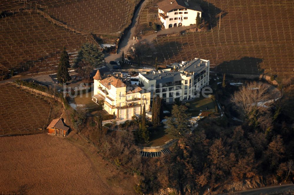 Guntschna aus der Vogelperspektive: Hotelkomplex am Via Cologna in Guntschna (Guncina) in Italien