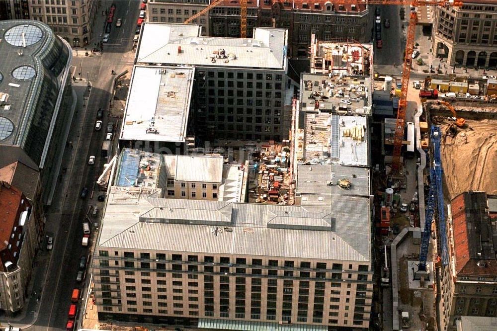 Berlin aus der Vogelperspektive: Hotelneubau an der Galeries Lafayette an der Friedrichstraße in Berlin-Mitte.