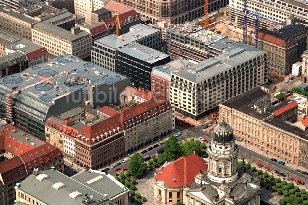 Luftaufnahme Berlin - Hotelneubau an der Galeries Lafayette an der Friedrichstraße in Berlin-Mitte.